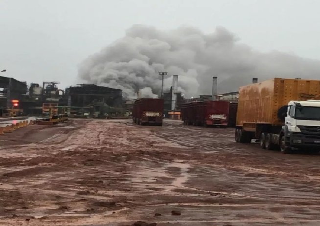 Raio provoca incêndio em usina de etanol e forma enorme nuvem de fumaça