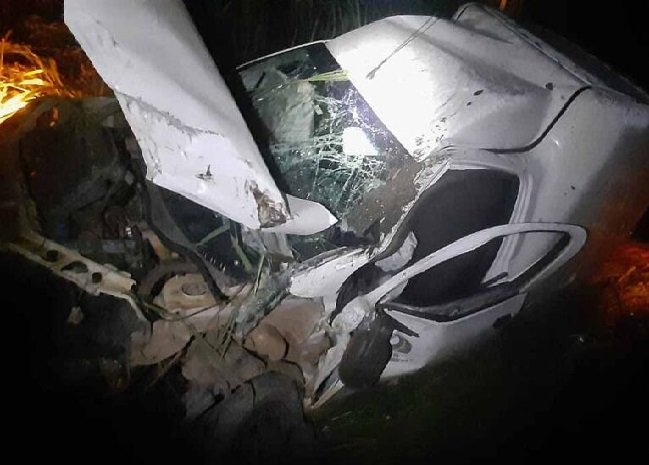 Veículo sai de pista após atingir carretinha puxada por caminhonete na MT-320 em Colíder