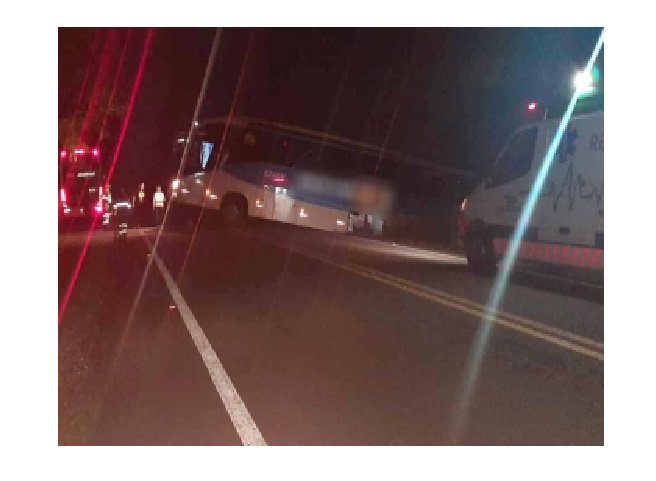 Ônibus fica atolado após tentativa de manobra na MT-320