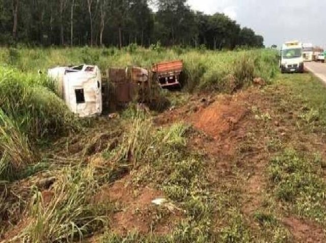 Caminhoneiro perde o controle da direção e tomba veículo na BR-163