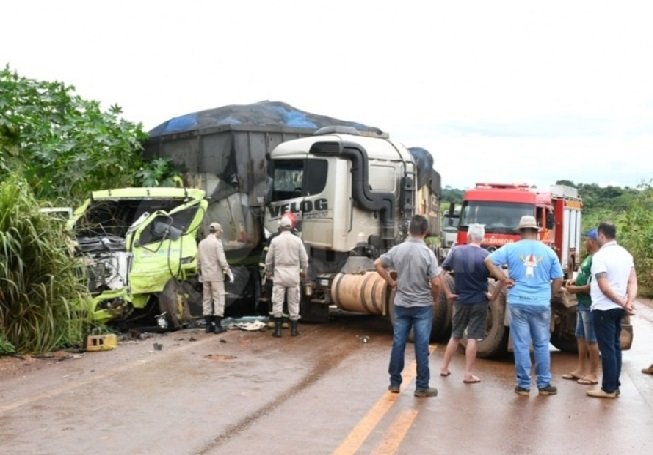 Para se salvar de sequestro, motorista joga carreta em outro veículo