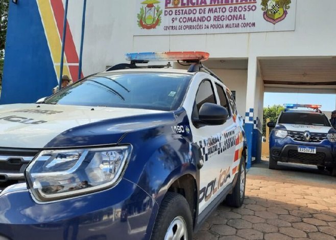 Motorista capota caminhonete após veículo aquaplanar na rodovia MT-208