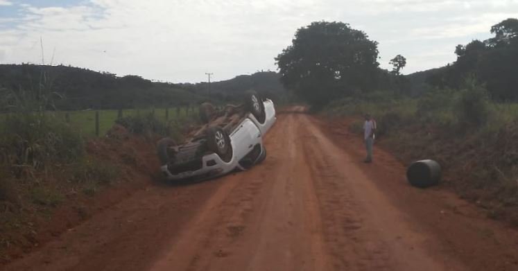 Funcionário da prefeitura de Guarantã capota caminhonete na zona rural.