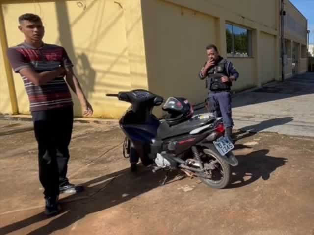 Jovem Sinopense e preso no centro de Colíder com moto roubada. (Vídeo)