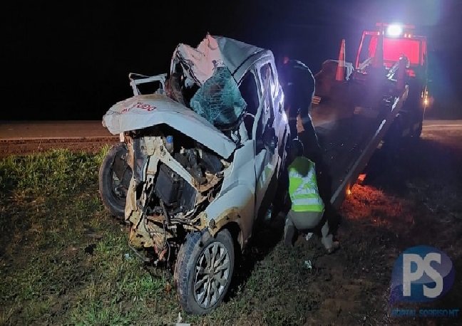 Carro bate na traseira de carreta e motorista fica preso às ferragens