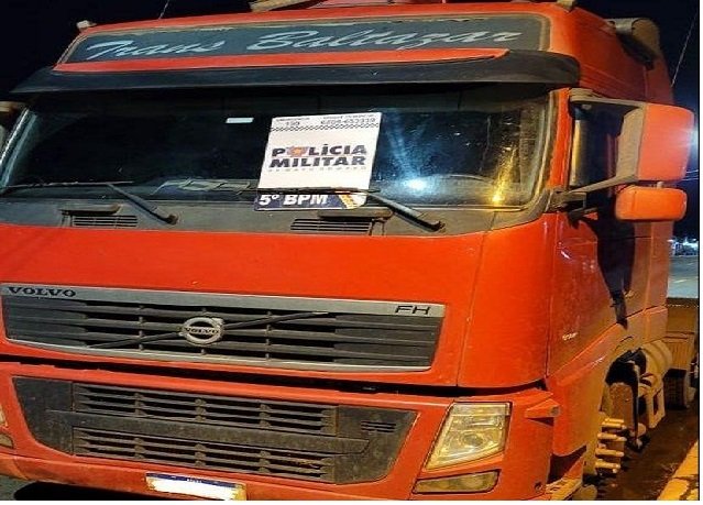PM localiza motorista que foi mantido refém e recupera caminhão roubado