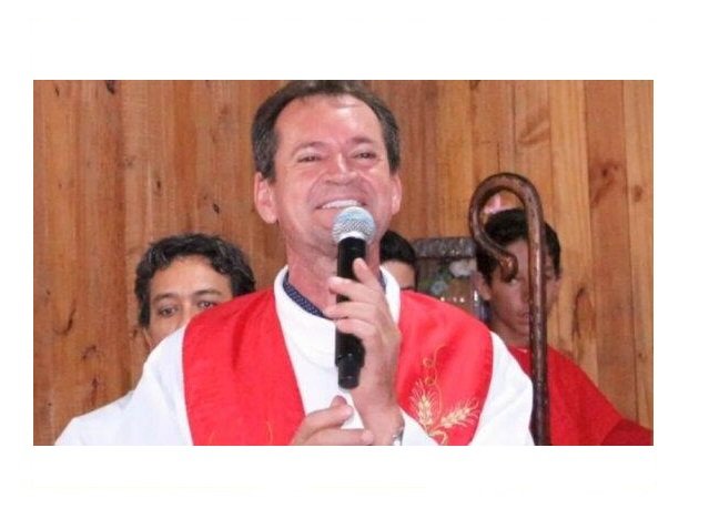 Padre suspeito de abusar crianças e adolescentes se entrega para colaborar com a Justiça, diz defesa