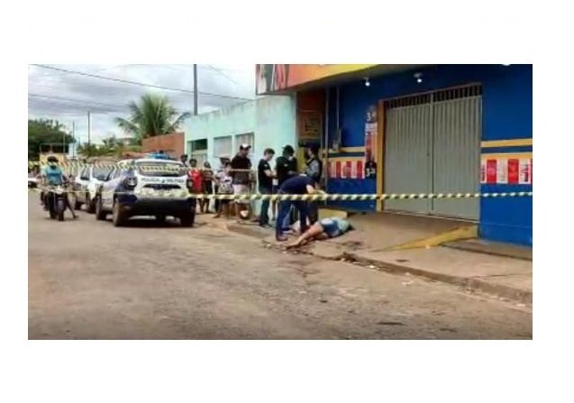 Mulher é assassinada a tiros na frente do marido por dupla em motocicleta em MT