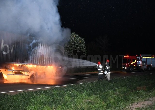 Carreta pega fogo, pneu estoura e atinge motorista momento em que ele tentava apagar as chamas