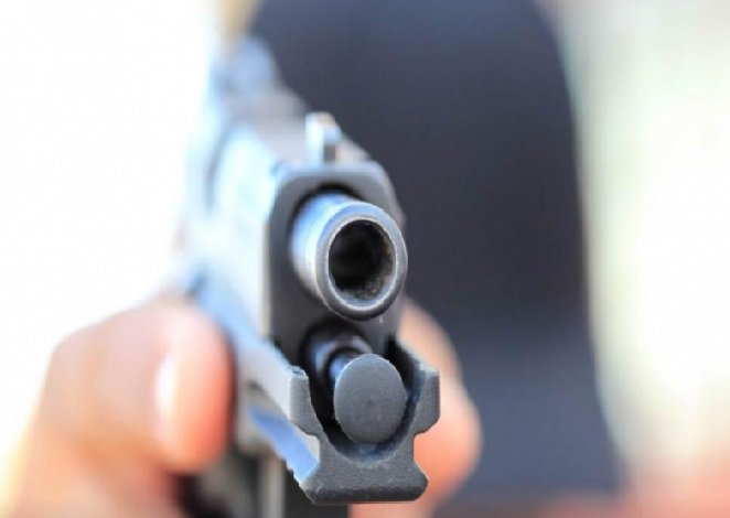 Jovem é baleado várias vezes na frente do filho de 2 anos