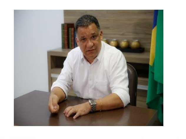 Secretário reforma móveis e deixa cargo