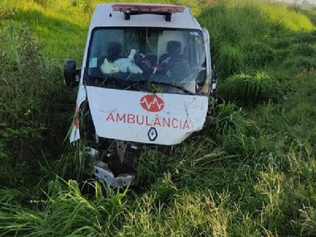Colisão entre carreta e ambulância deixa três feridos na BR-163