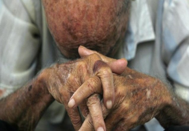 Dupla de assaltantes armados em Colíder invade casa e levam pertences de vítima idosa.