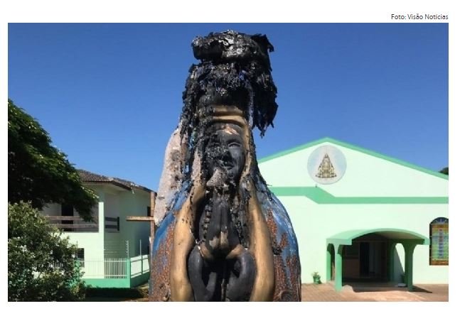 Imagem de Nossa Senhora Aparecida é queimada em frente a igreja de Mato Grosso
