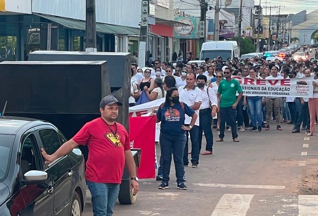 Profissionais da educação de Colíder em GREVE realizaram passeata pela principal avenida. (Vídeo)