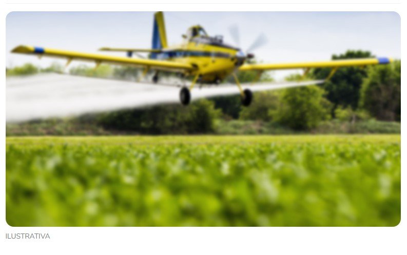 Avião agrícola cai em fazenda no interior de MT após bater em fio de alta tensão; Piloto foi socorrido