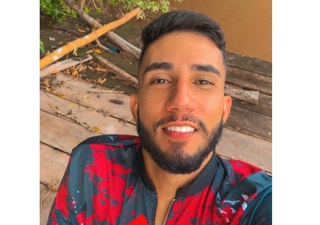 Jovem morre após colidir na traseira de caminhão