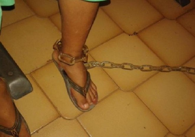 Avô acorrenta neto de 8 anos por acreditar que ele está usando drogas