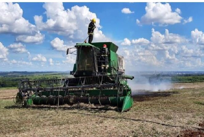 Colheitadeira pega fogo durante colheita em fazenda de MT