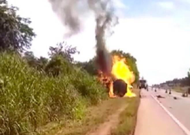 Motorista de carreta provoca dois acidentes no mesmo dia e perde carga de etanol