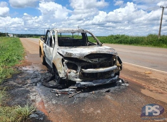 Caminhonete é destruída pelo fogo após possível pane elétrica