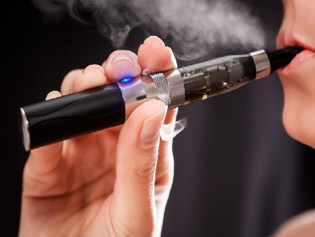 Com venda proibida, cigarro eletrônico é sensação entre os jovens e acende alerta