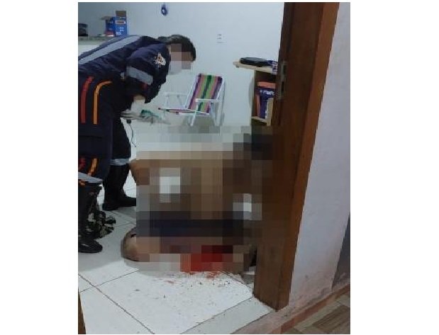 Dupla em moto invade casa e atira três vezes contra homem em MT