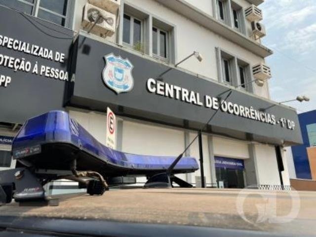 Enteado acha padrasto morto no chão da cozinha