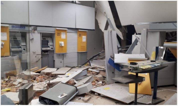 Bandidos armados com fuzil explodem cofre de banco e ateiam fogo em caminhonete no Nortão