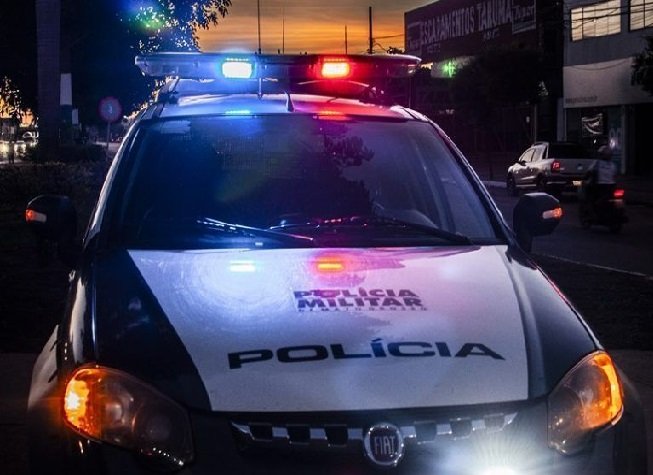Morando de favor, mulher bêbada ainda agride idoso com garrafa de gelo no interior de MT