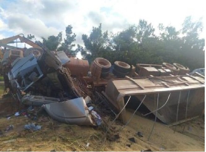 Motorista morre após caminhão tombar em rodovia no interior