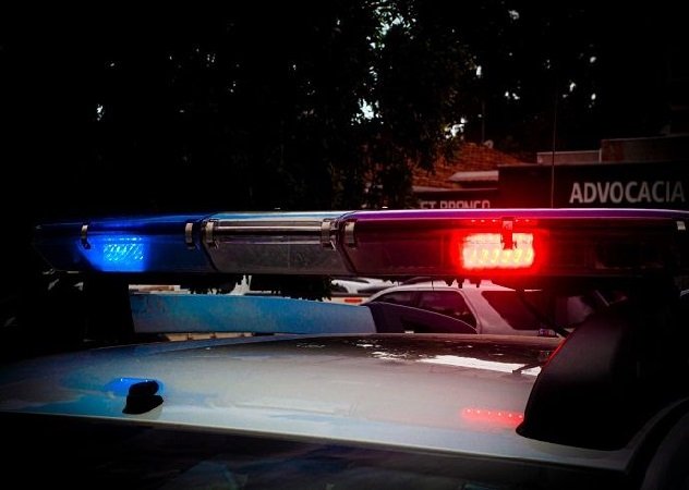 Homem quebra tudo em casa com facão e ameaça matar mulher se ela o largar no Nortão