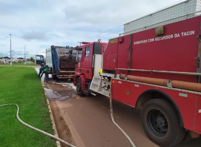 Bombeiros controlam incêndio em caminhão na BR-163 em Guarantã