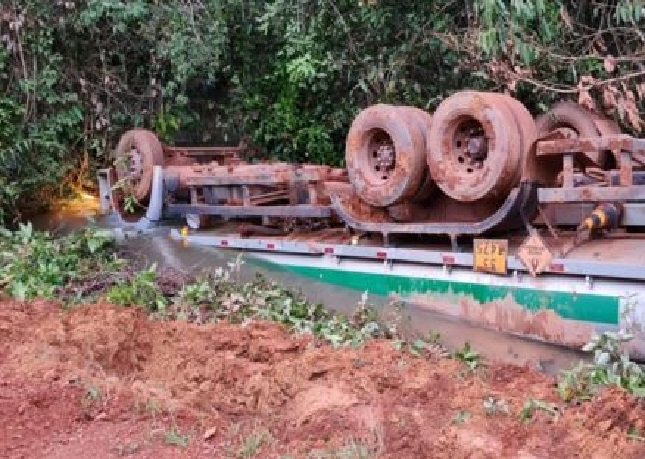 Caminhoneiro morre afogado ao cair com veículo em córrego