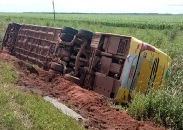 Ônibus com 28 pessoas tomba na BR-163 e seis ficam feridos; veja video do momento do resgate