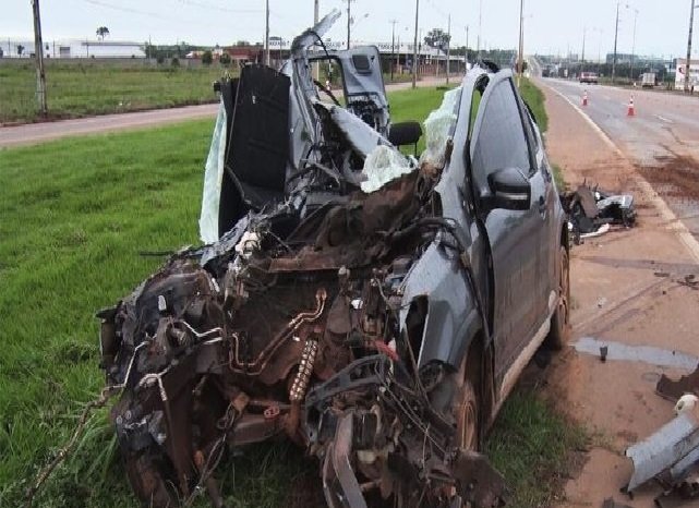 Motorista morre após carro colidir na traseira de caminhão na BR-163