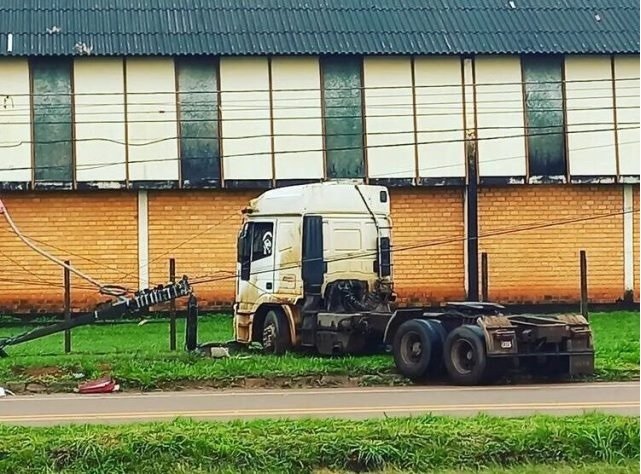 Carreta colide em poste de energia em MT