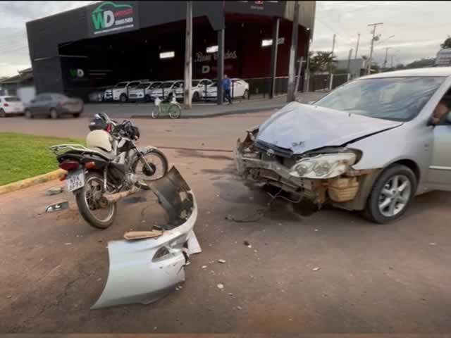 Em Colíder carro colhe motociclista em frente ao 3ª Idade. (Vídeo)