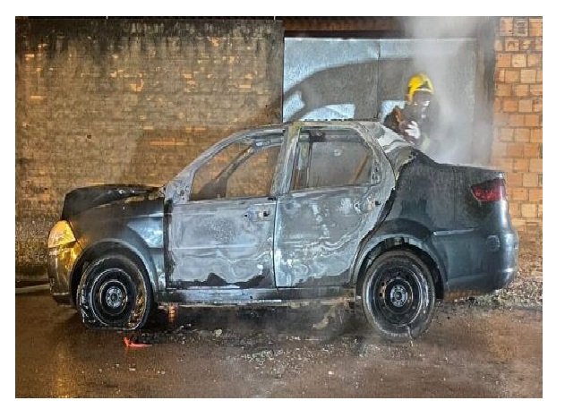 Homem foge depois de atear fogo no próprio carro em Sinop