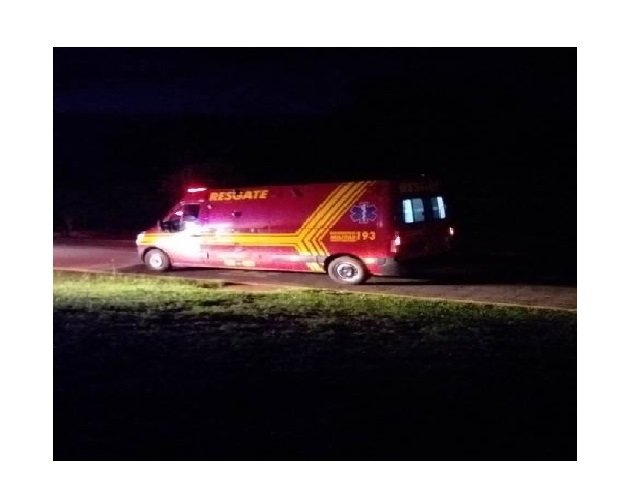 Moto vai parar embaixo de ônibus após acidente em MT