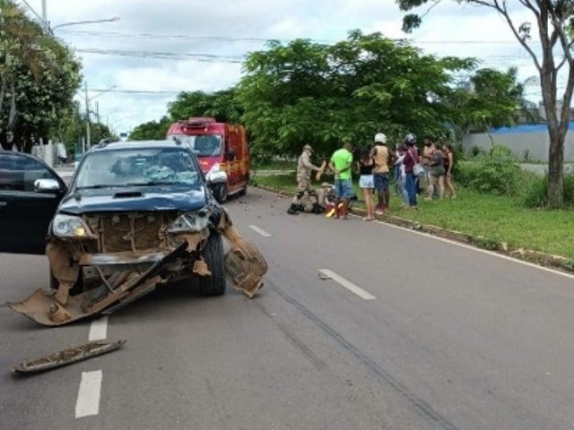 Jovem fica ferido em colisão entre moto e SUV