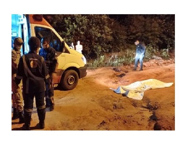 Motociclista morre ao passar por vala no meio da estrada