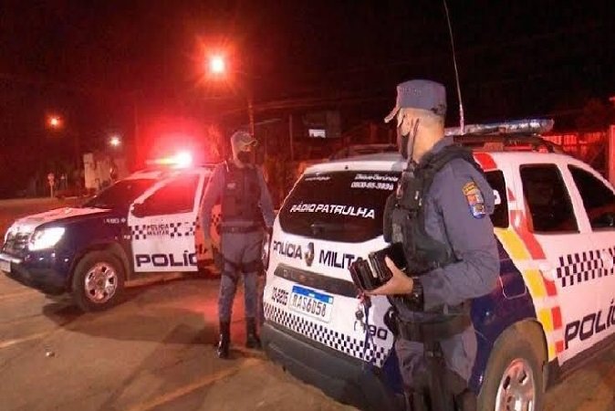 Mulher é salva de esfaqueamento por populares após discutir com `affair´ sobre conta em boteco no interior