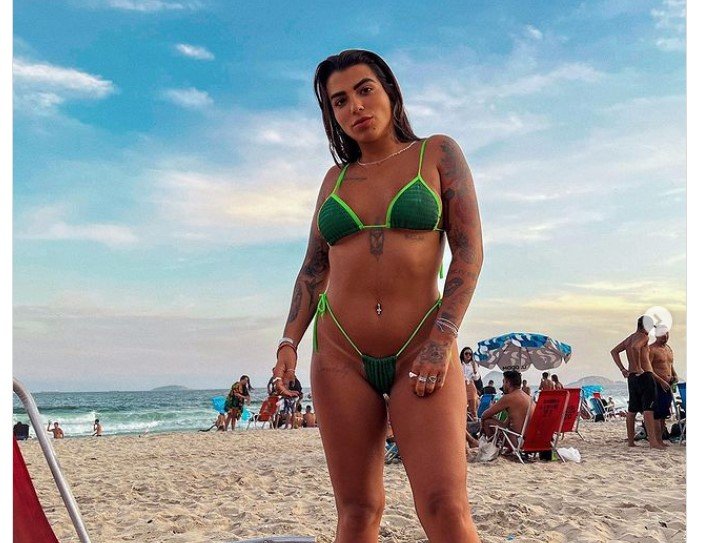 Petra Mattar arranca suspiros em dia de praia com biquíni fio dental