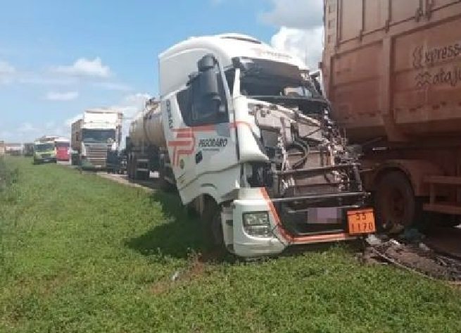 Engavetamento entre cinco veículos deixa dois feridos na BR-163