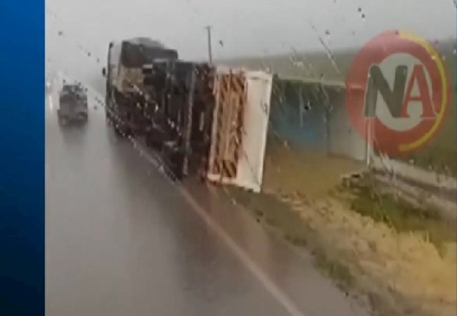 Vídeos mostram caminhoneiro supostamente alterado na BR-163 próximo à Sinop (Veja)