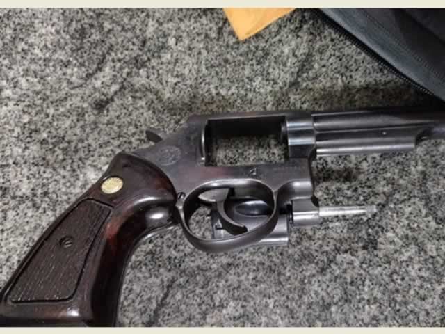 Polícia em Colíder prende dupla com arma de fogo e drogas. (Fotos)