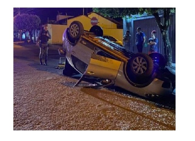 Motorista capota carro ao passar em cruzamento em alta velocidade