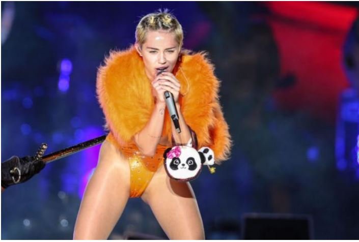 "Nunca desistam", diz Miley Cyrus ao se gabar de atributos de Liam Hemsworth