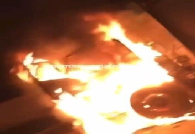 Caminhão de coleta de lixo pega fogo; veja vídeo